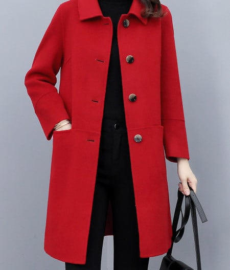 Ilgo moteriško palto laisvalaikio modelis su sagomis