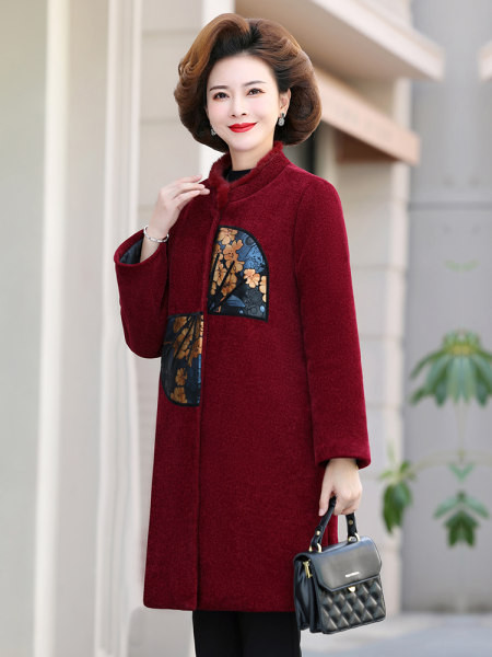 Elegantan ženski kaput sa šarenim motivima