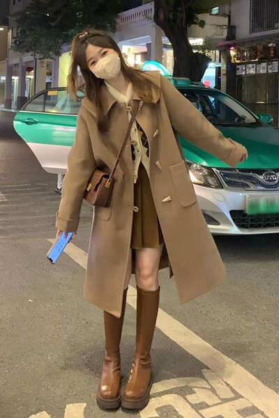 Moteriškas laisvalaikio paltas su ilga apykakle