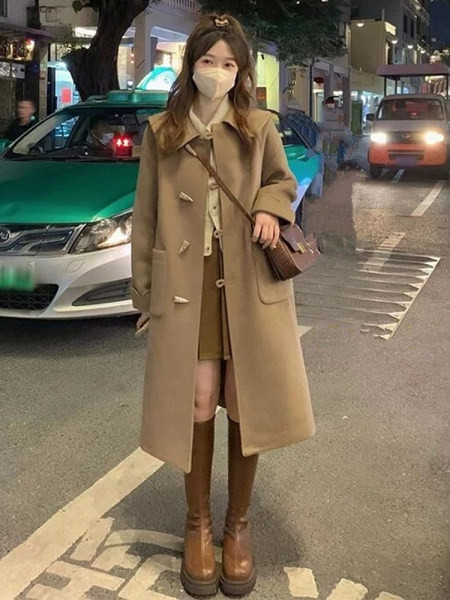 Moteriškas laisvalaikio paltas su ilga apykakle