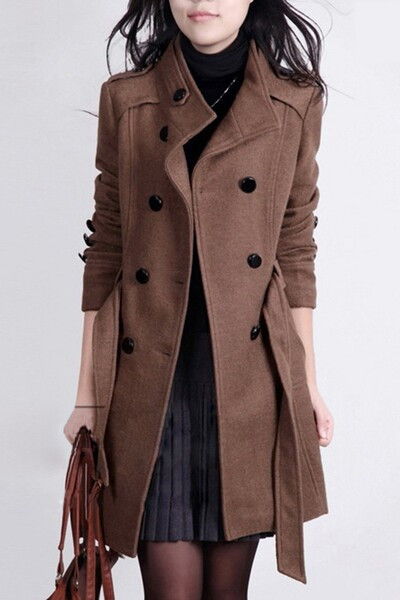 Dugi ženski kaput s gumbima i remenom