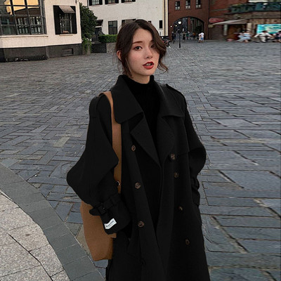 Plataus modelio moteriškas paltas su užrašu ir metaliniu elementu