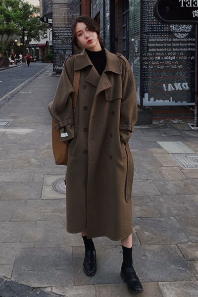 Plataus modelio moteriškas paltas su užrašu ir metaliniu elementu