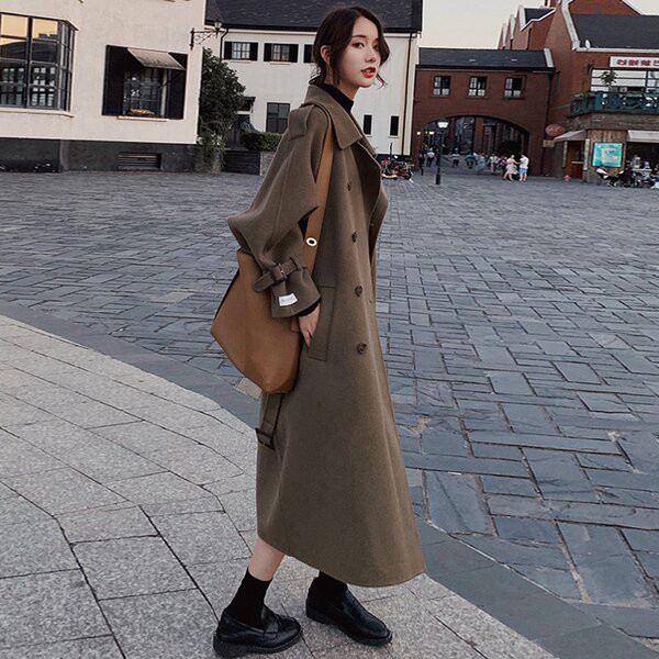 Plataus modelio moteriškas paltas su užrašu ir metaliniu elementu