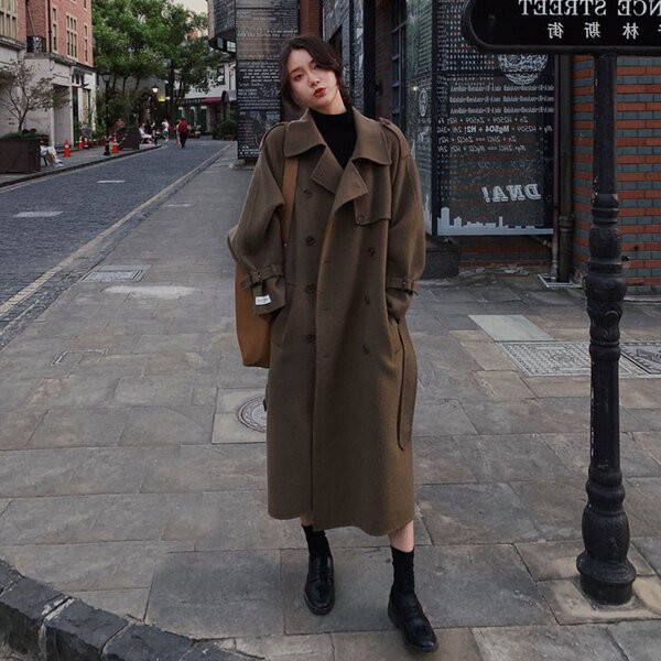 Plataus modelio moteriškas paltas su užrašu ir metaliniu elementu