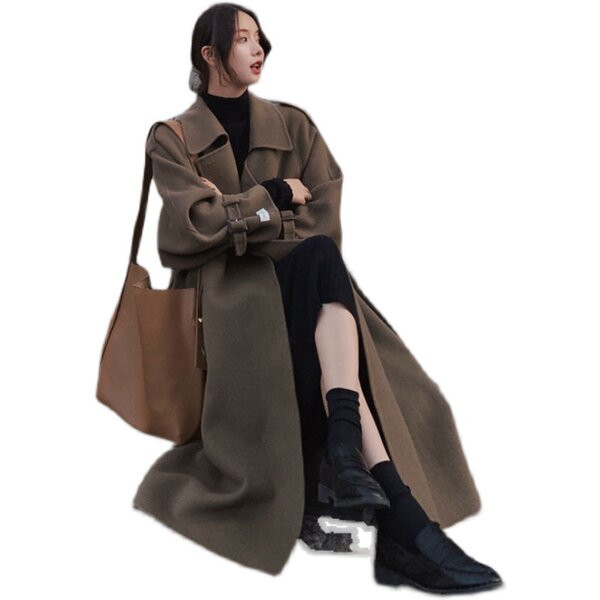 Plataus modelio moteriškas paltas su užrašu ir metaliniu elementu