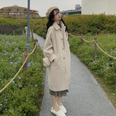 Įprastas moteriškas plataus rašto paltas su sagomis