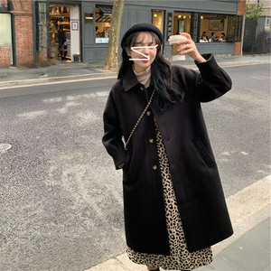 Įprastas moteriškas plataus rašto paltas su sagomis