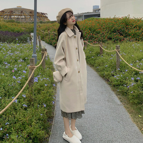 Įprastas moteriškas plataus rašto paltas su sagomis