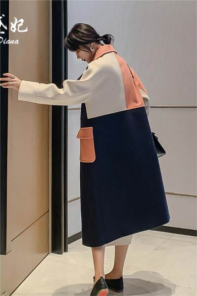 Ilgas moteriškas paltas su sagomis ir kišene