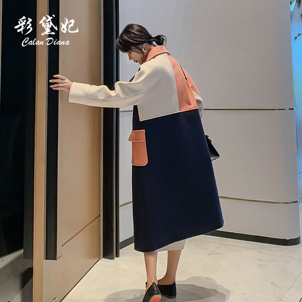 Ilgas moteriškas paltas su sagomis ir kišene