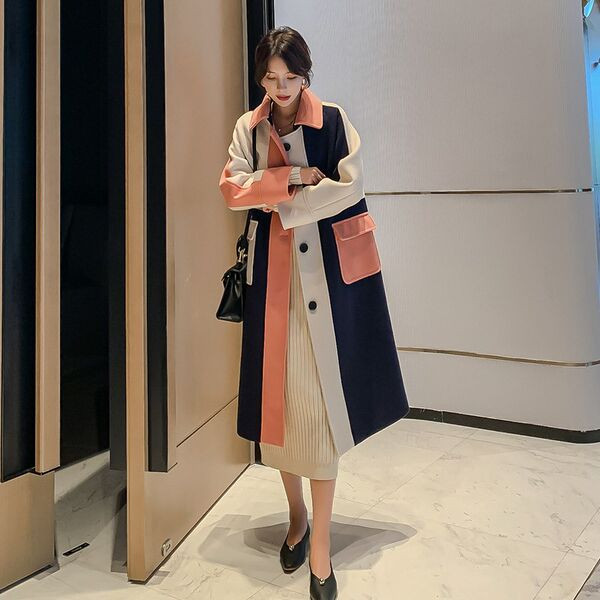 Ilgas moteriškas paltas su sagomis ir kišene