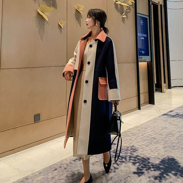 Ilgas moteriškas paltas su sagomis ir kišene