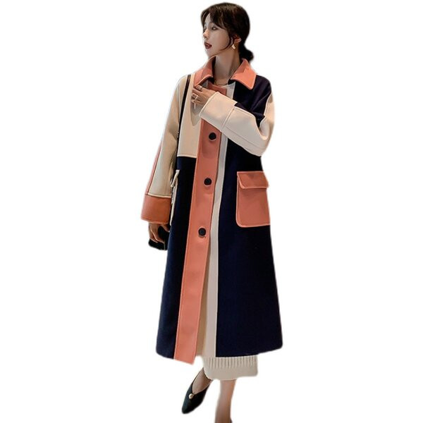 Ilgas moteriškas paltas su sagomis ir kišene