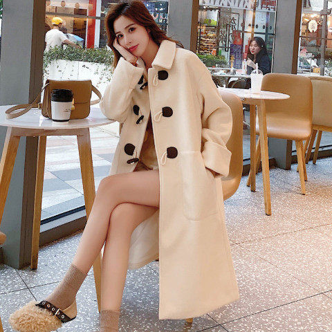 Moteriška ilga palto kišenė ir užsegimas sagomis