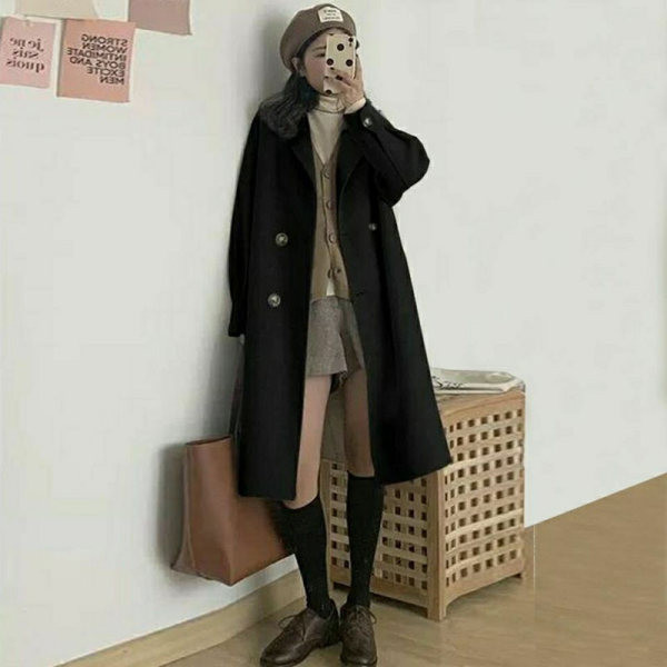 Palton de damă cu model largi, cu decolteu ascuțit și închidere cu nasturi