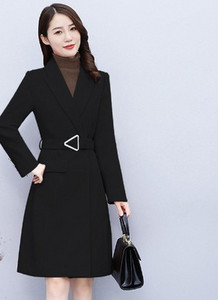 Γυναικείο εφαρμοστό παλτό με ζώνη και μεταλλικό στοιχείο