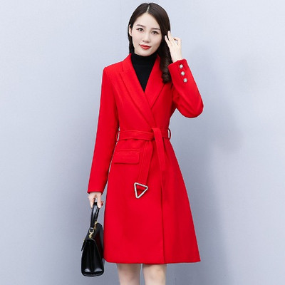 Γυναικείο εφαρμοστό παλτό με ζώνη και μεταλλικό στοιχείο