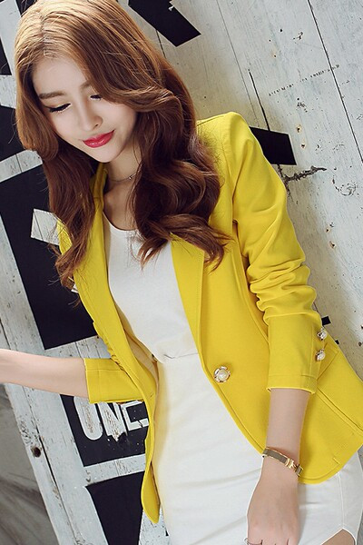 Trijų spalvų moteriškas švarkas su sagomis