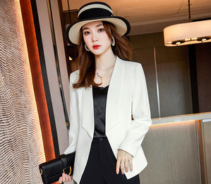 Moteriškas švarkas trijų spalvų modelis