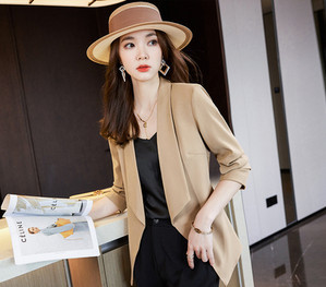 Moteriškas švarkas trijų spalvų modelis