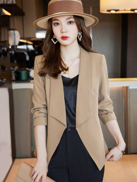 Moteriškas švarkas trijų spalvų modelis