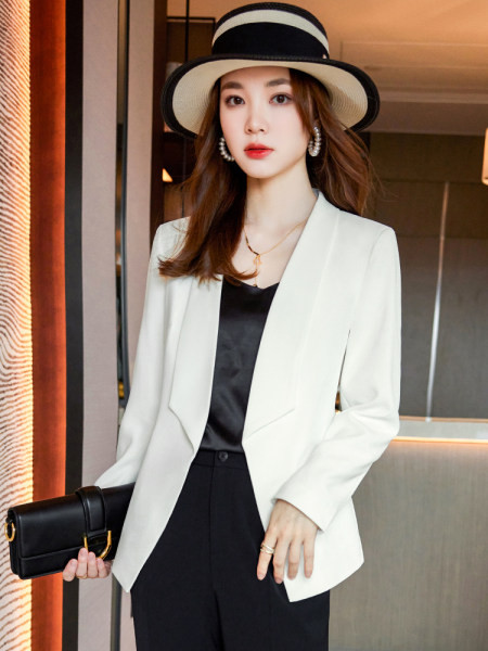 Moteriškas švarkas trijų spalvų modelis