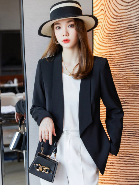 Moteriškas švarkas trijų spalvų modelis