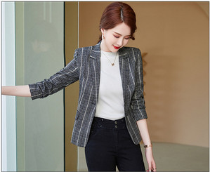 Moteriškas švarkas – dryžuotas klasikine apykakle