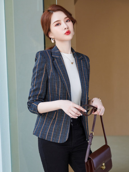 Moteriškas švarkas – dryžuotas klasikine apykakle