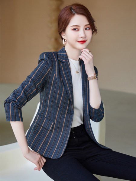 Moteriškas švarkas – dryžuotas klasikine apykakle