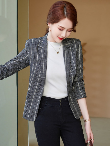 Moteriškas švarkas – dryžuotas klasikine apykakle