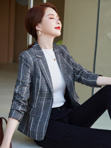 Moteriškas švarkas – dryžuotas klasikine apykakle