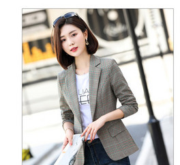 Moteriška languota striukė su sagute ir kišene