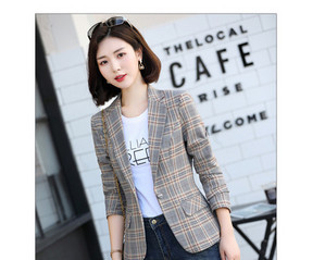 Moteriška languota striukė su sagute ir kišene