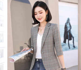 Moteriška languota striukė su sagute ir kišene