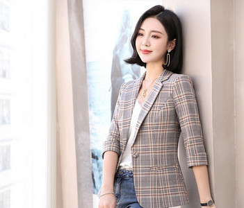 Moteriška languota striukė su sagute ir kišene