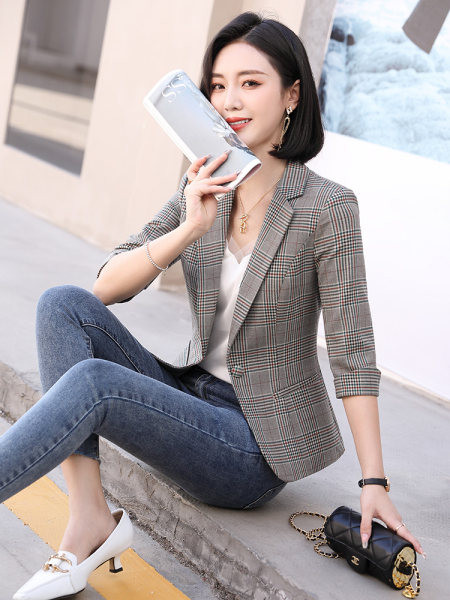 Moteriška languota striukė su sagute ir kišene