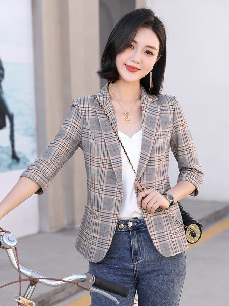 Moteriška languota striukė su sagute ir kišene