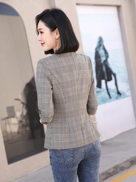 Moteriška languota striukė su sagute ir kišene