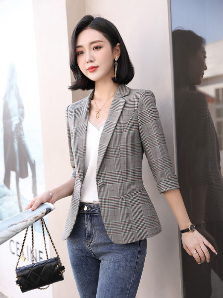 Moteriška languota striukė su sagute ir kišene