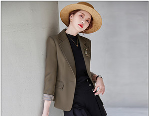 Κομψό γυναικείο σακάκι με 3D στοιχείο