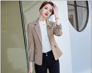 Κομψό γυναικείο σακάκι με 3D στοιχείο