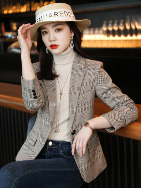 Geaca dama in carouri cu inchidere cu nasture si buzunar