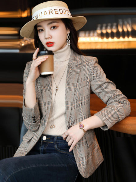 Geaca dama in carouri cu inchidere cu nasture si buzunar