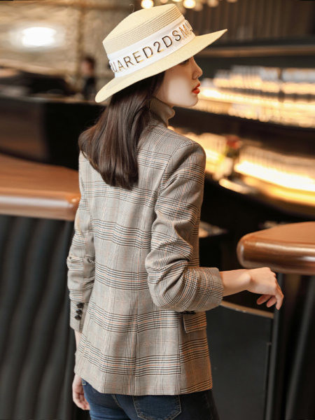 Geaca dama in carouri cu inchidere cu nasture si buzunar