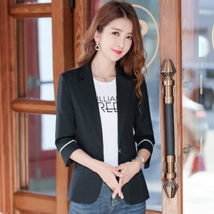 Kelių spalvų moteriškas švarkas su kišene