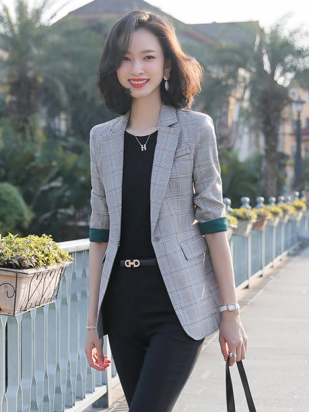 Blazer în carouri pentru damă