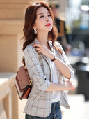 Geaca in carouri model cu maneci 3/4