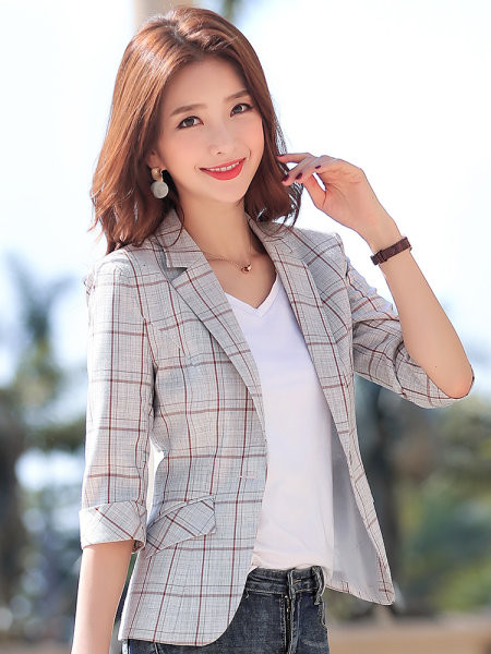 Geaca in carouri model cu maneci 3/4